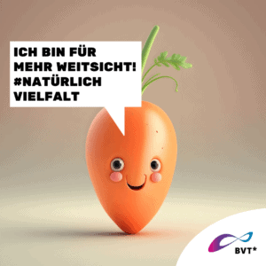 Grafik. Die Grafik zeigt eine orange Karotte. Sie ist gezeichnet wie eine animierte Comicfigur. Die Karotte lacht und sieht fröhlich aus. Links neben ihr ist eine Sprechblase zu sehen. Darin steht „Ich bin für mehr Weitsicht! Natürlich Vielfalt.“ Die Karotte hat schwarze Augen und lacht. Die Blätter der Karotte sehen aus, als wäre das ihre Frisur. Der Hintergrund der Grafik ist hell- und dunkelbraun. Unten rechts in der Ecke der Grafik ist eine weiße Ecke. Dort ist das BVT* Logo zu sehen. Die Grafik gehört zu einer Kampagne des BVT* unter dem Titel „Natürlich Vielfalt“, die betonen möchte, dass Rechte von trans* und nicht-binäre Personen ganz „natürlich“ im Sinne von selbstverständlich sein sollten.